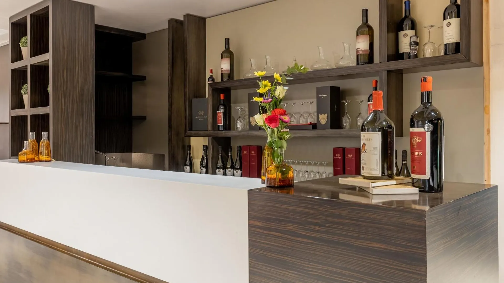 Wall Art Hotel & Residence Πράτο 4*,