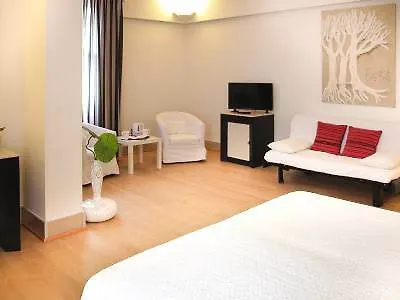 Wall Art Hotel & Residence Πράτο 4*,